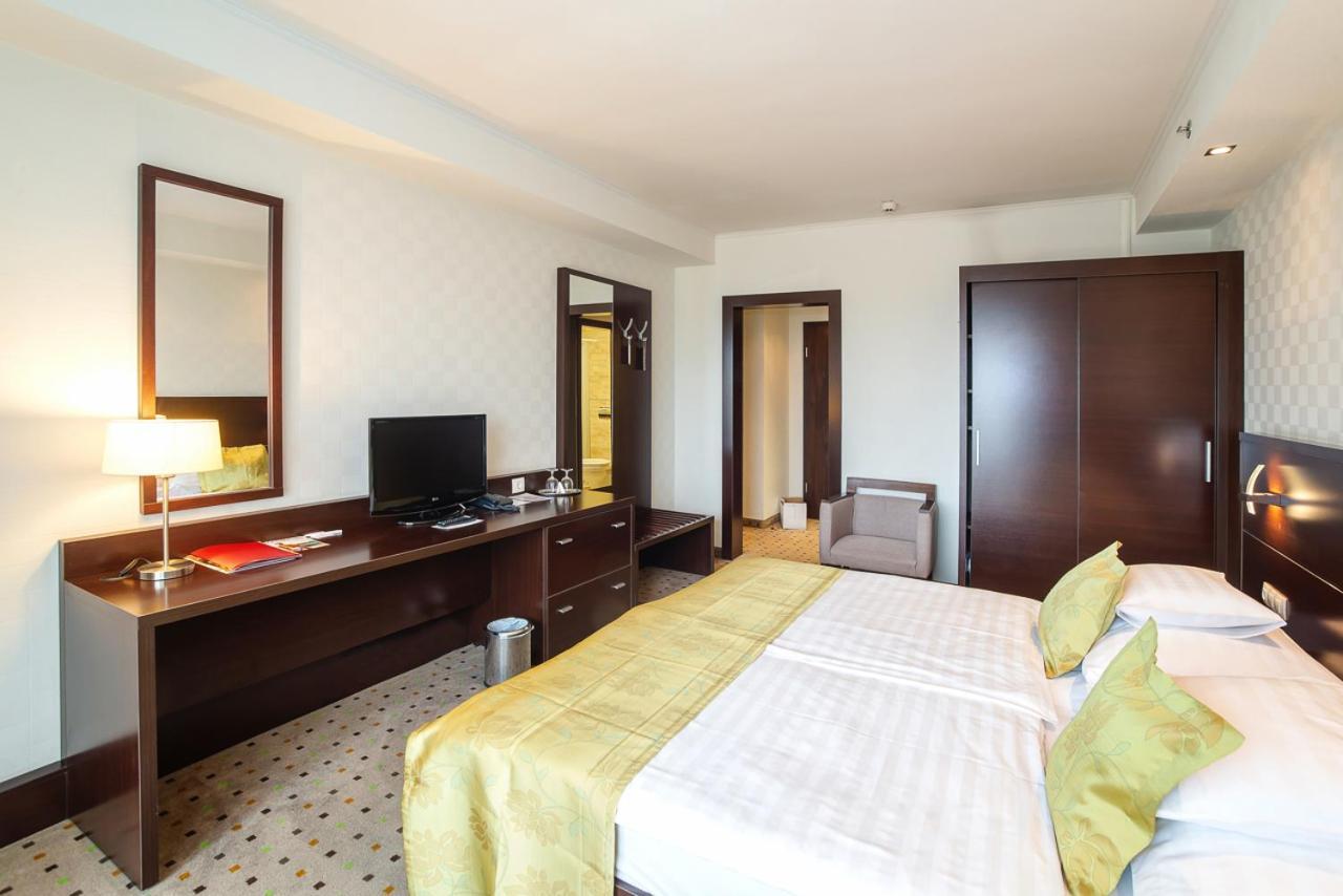 Hunguest Hotel Дьюла Экстерьер фото
