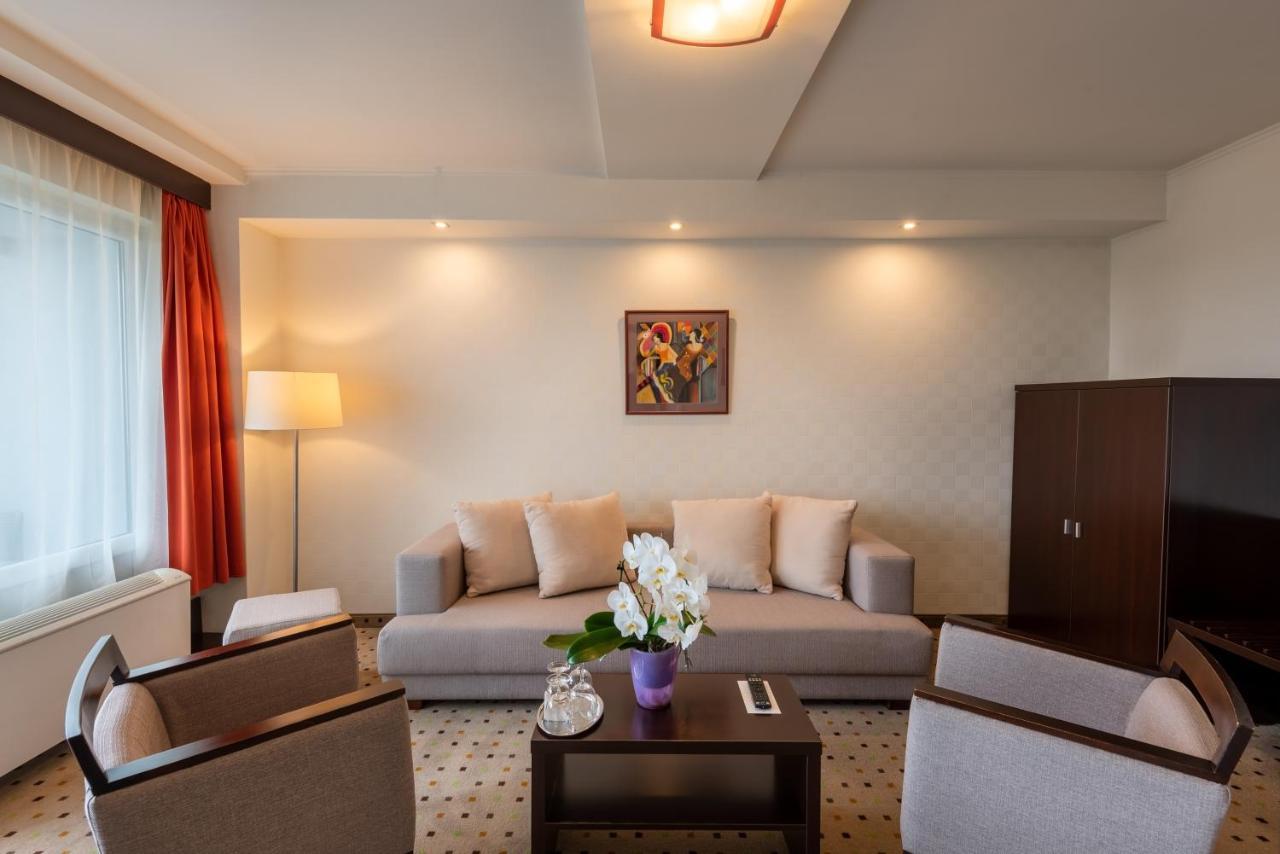 Hunguest Hotel Дьюла Экстерьер фото